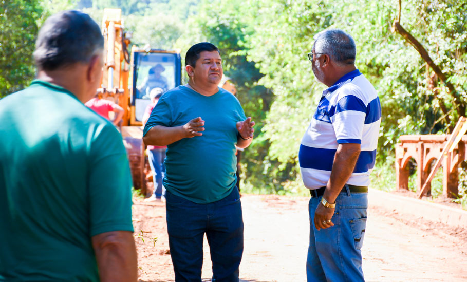 Legislativo acompanha obras de recuperação de estradas do interior do município