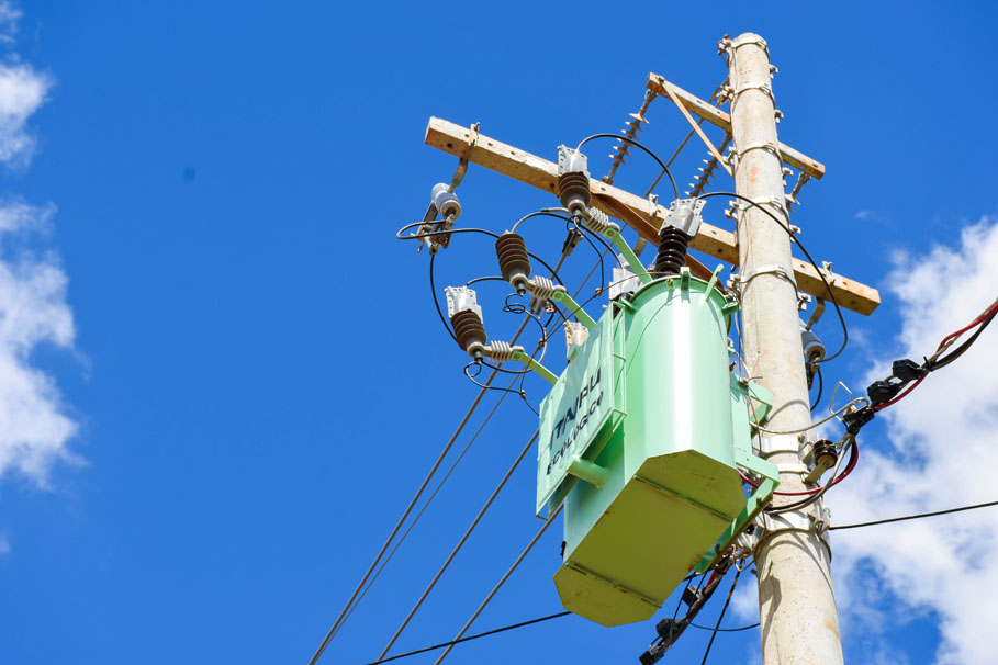 Presidente da Câmara confere resultado do projeto de instalação de redes elétricas nos bairros Rosenthal e Neri Cavalheiro.