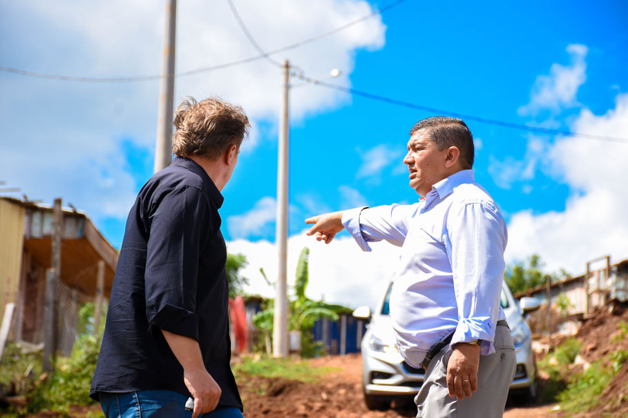 Presidente da Câmara confere resultado do projeto de instalação de redes elétricas nos bairros Rosenthal e Neri Cavalheiro.