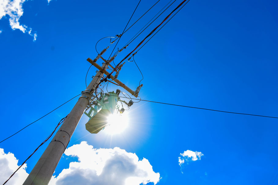 Presidente da Câmara confere resultado do projeto de instalação de redes elétricas nos bairros Rosenthal e Neri Cavalheiro.