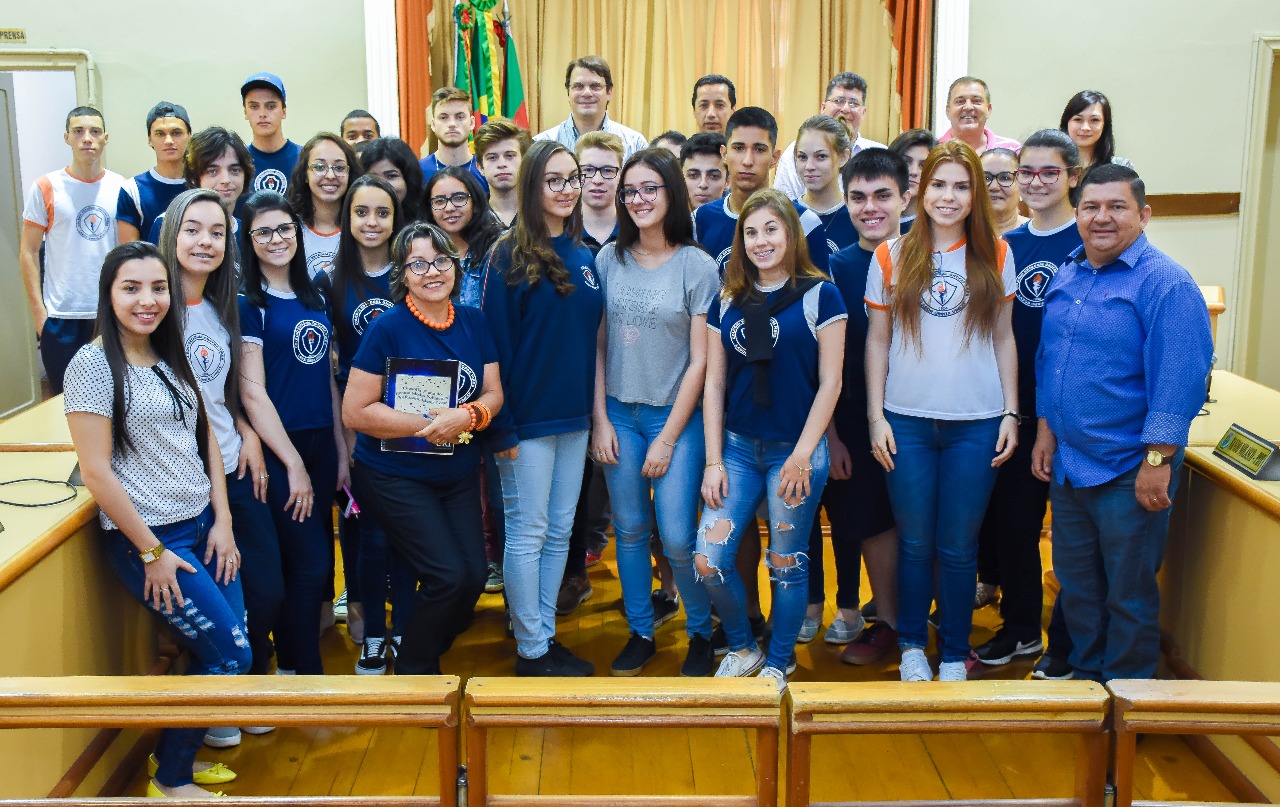 Em encontro na Câmara, vereadores de Santo Ângelo esclarecem dúvidas de estudantes do Colégio Onofre Pires.