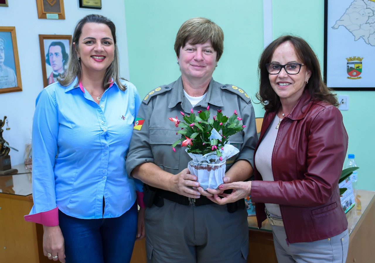 Primeira mulher a assumir o CRPO Missões, coronel Ana Haas, é congratulada pelas vereadoras de Santo Ângelo