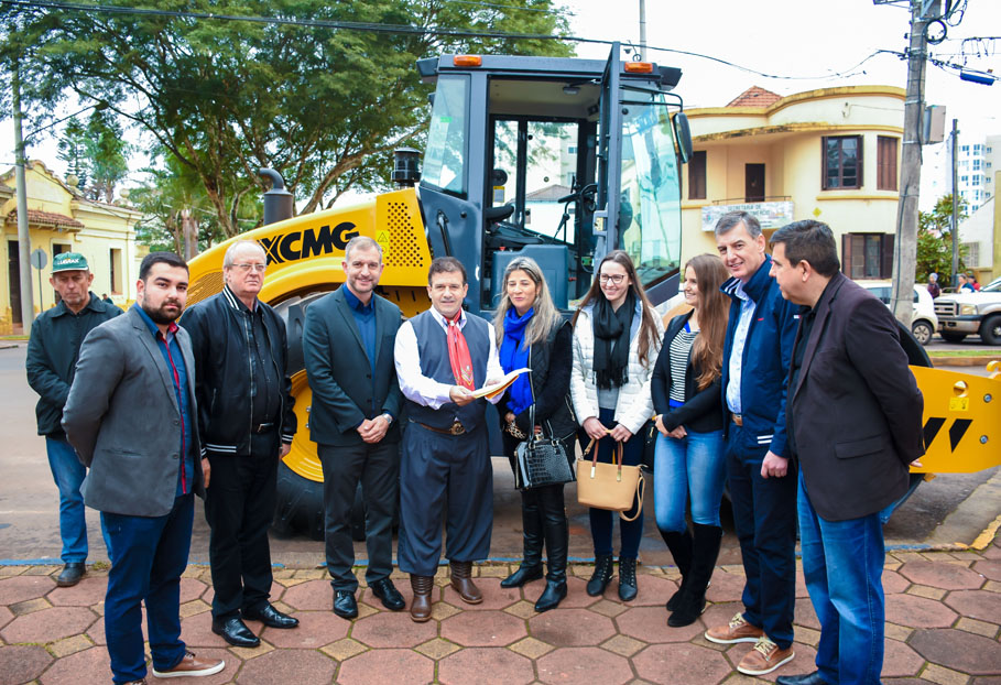 Legislativo articula e acompanha entrega de novos maquinários para Agricultura e Transportes
