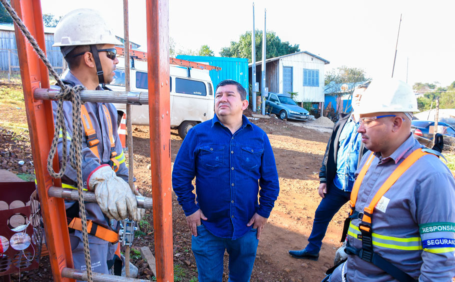 Iniciam as ligações dos novos pontos de energia no bairro Neri Cavalheiro