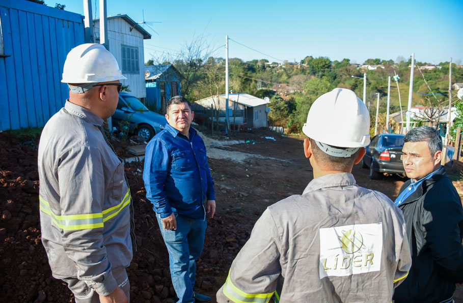 Iniciam as ligações dos novos pontos de energia no bairro Neri Cavalheiro