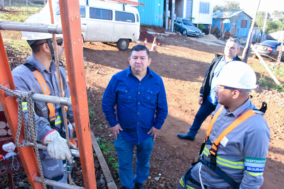 Iniciam as ligações dos novos pontos de energia no bairro Neri Cavalheiro