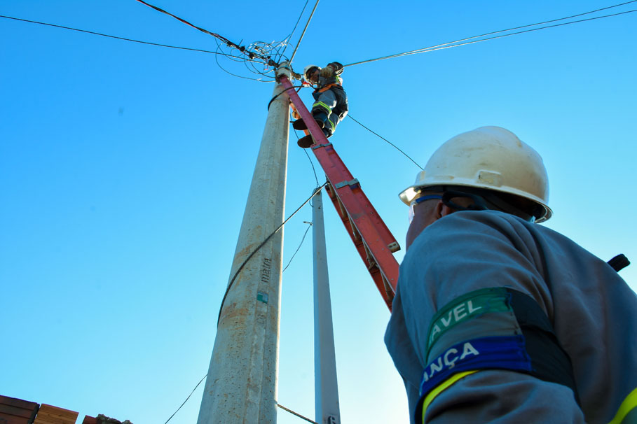 Iniciam as ligações dos novos pontos de energia no bairro Neri Cavalheiro