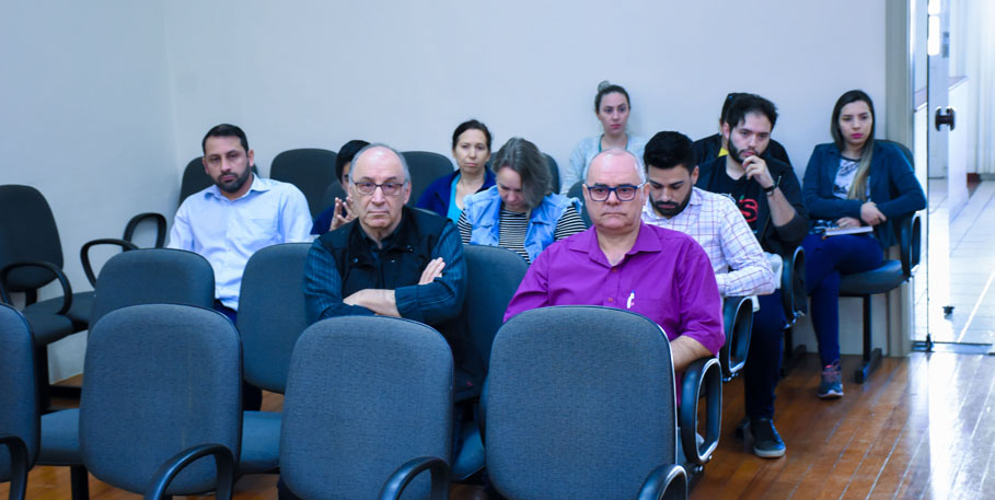 Funcionamento do comércio aos domingos e feriados volta a ser tema de debate no Legislativo de Santo Ângelo