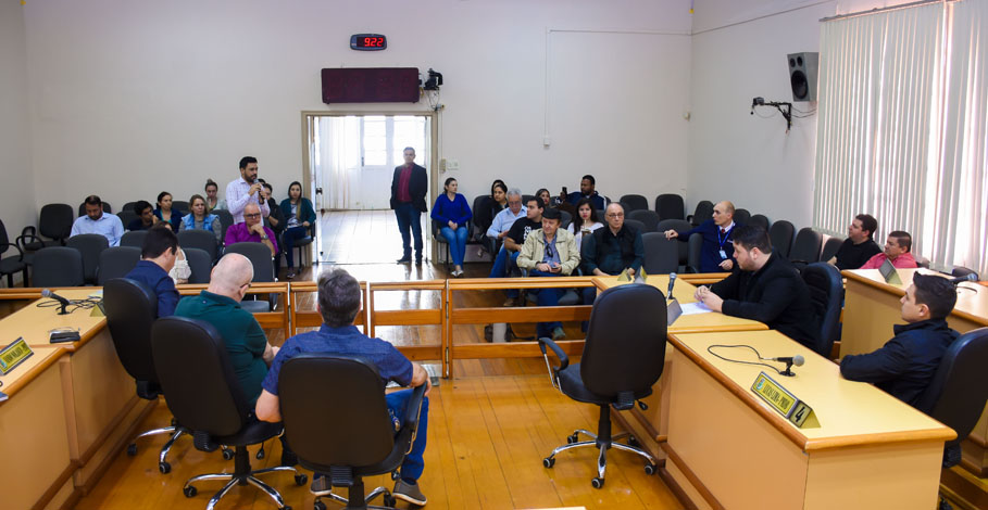 Funcionamento do comércio aos domingos e feriados volta a ser tema de debate no Legislativo de Santo Ângelo