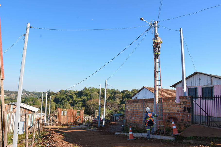Iniciam as ligações dos novos pontos de energia no bairro Neri Cavalheiro