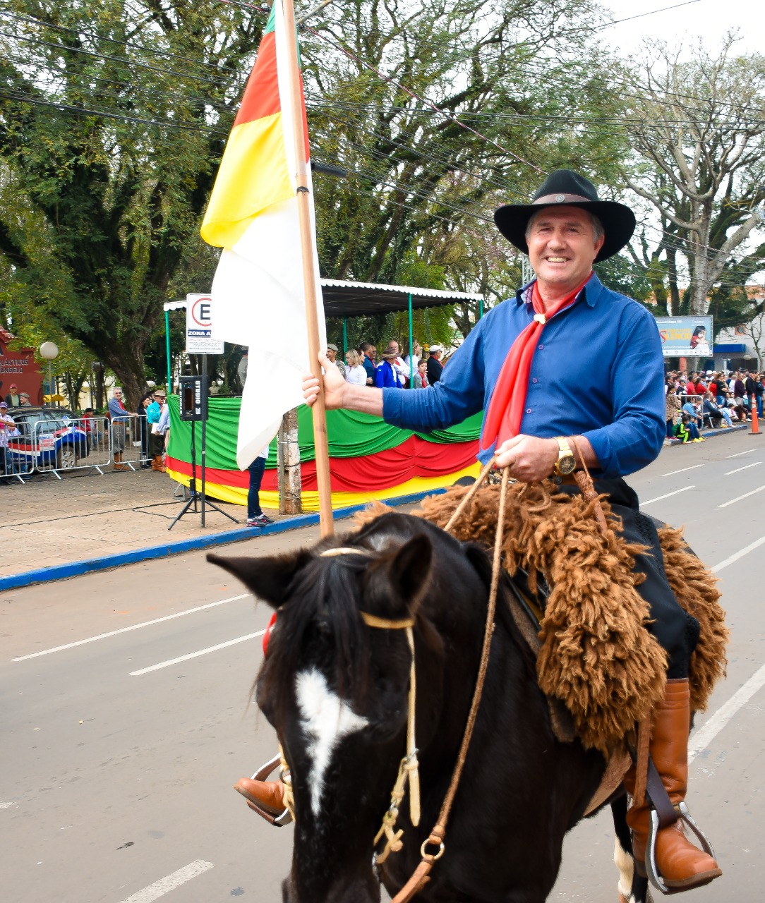 Desfile no Dia do Gaúcho encerra Semana Farroupilha em Santo Ângelo