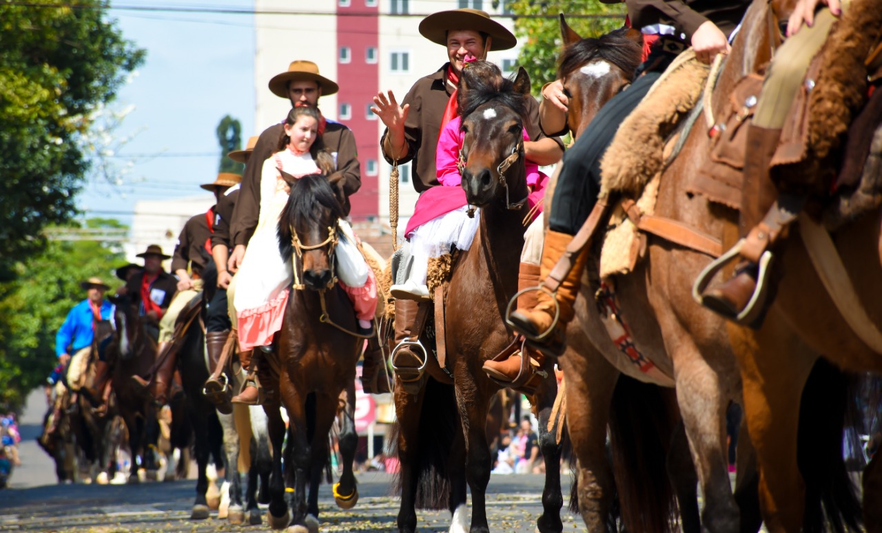 Desfile no Dia do Gaúcho encerra Semana Farroupilha em Santo Ângelo