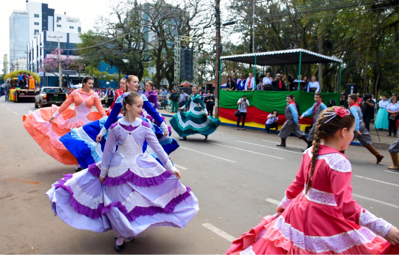 Desfile no Dia do Gaúcho encerra Semana Farroupilha em Santo Ângelo