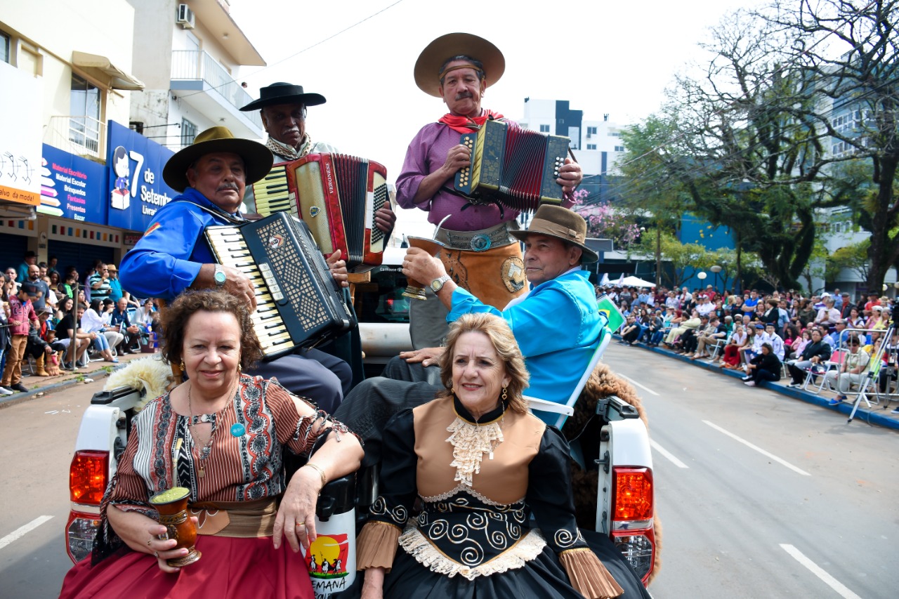 Desfile no Dia do Gaúcho encerra Semana Farroupilha em Santo Ângelo