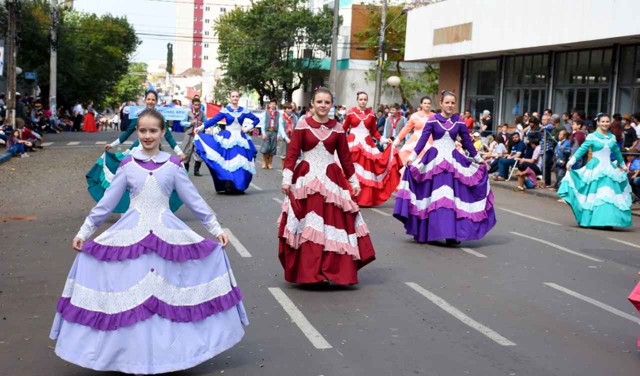 Desfile no Dia do Gaúcho encerra Semana Farroupilha em Santo Ângelo