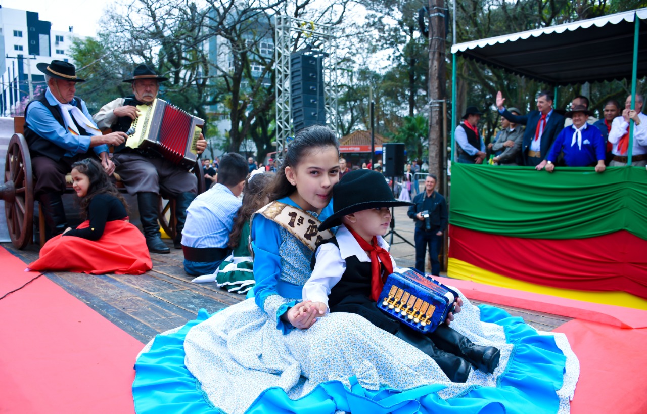 Desfile no Dia do Gaúcho encerra Semana Farroupilha em Santo Ângelo