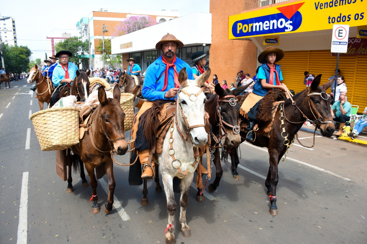 Desfile no Dia do Gaúcho encerra Semana Farroupilha em Santo Ângelo