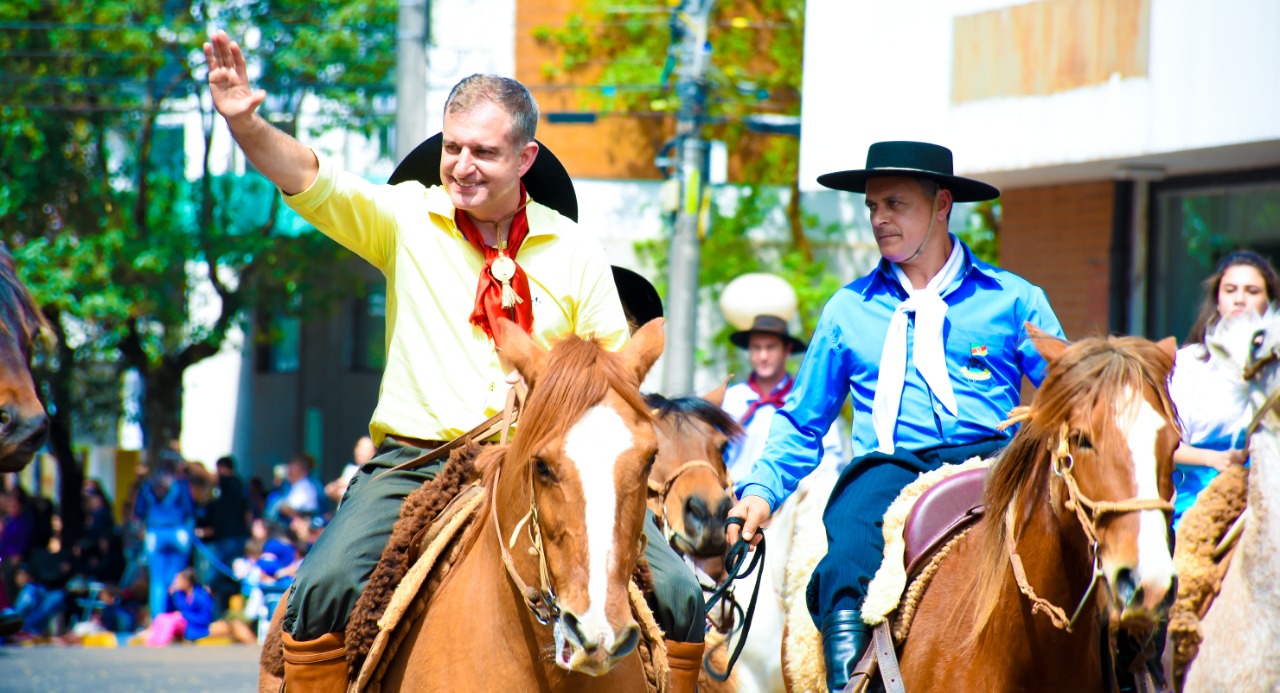 Desfile no Dia do Gaúcho encerra Semana Farroupilha em Santo Ângelo