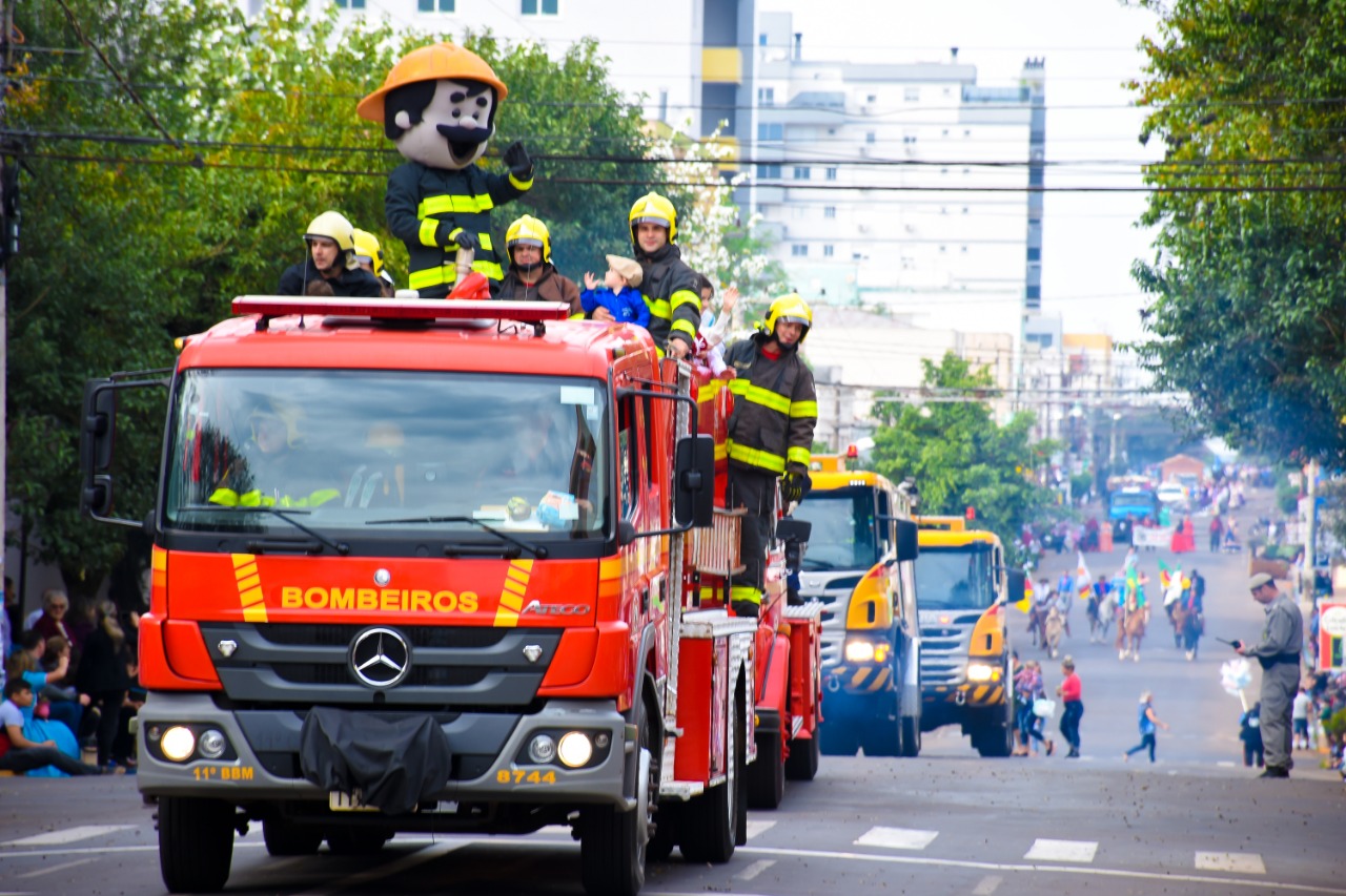 Desfile no Dia do Gaúcho encerra Semana Farroupilha em Santo Ângelo