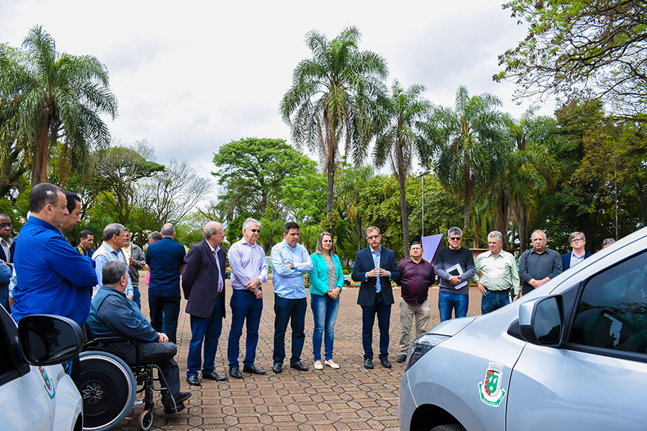 Legislativo participa de entrega de veículos