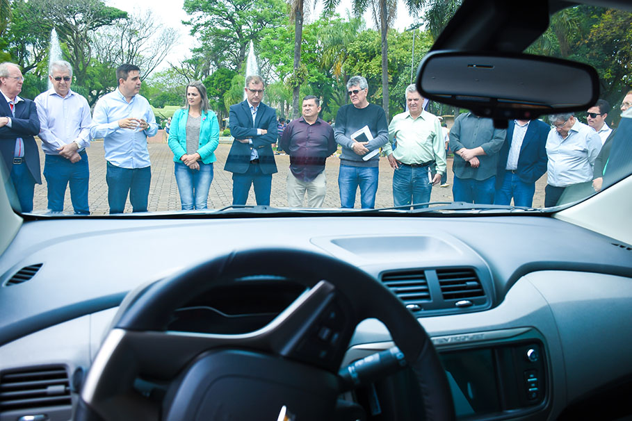 Legislativo participa de entrega de veículos