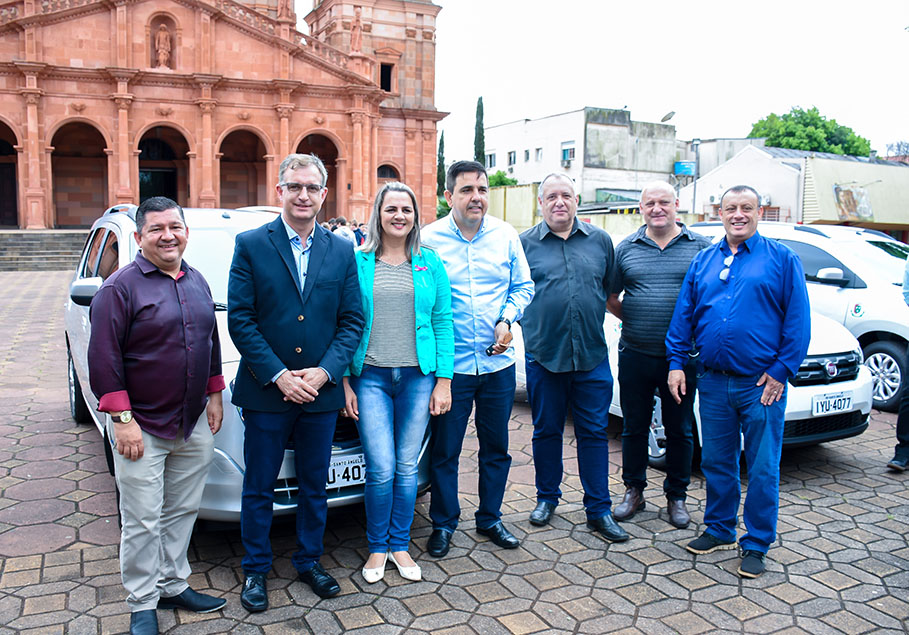 Legislativo participa de entrega de veículos