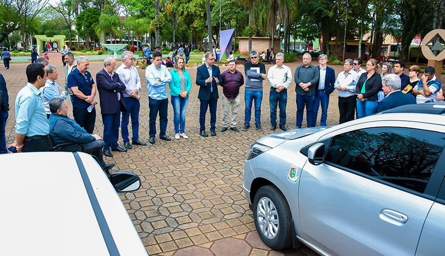 Legislativo participa de entrega de veículos
