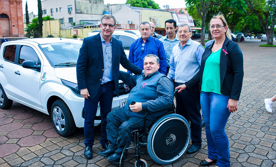 Legislativo participa de entrega de veículos