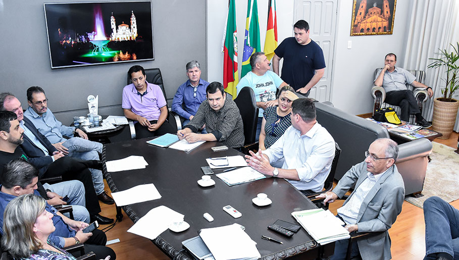 Poderes Legislativo e Executivo se reúnem com direção da Corsan em Santo Ângelo
