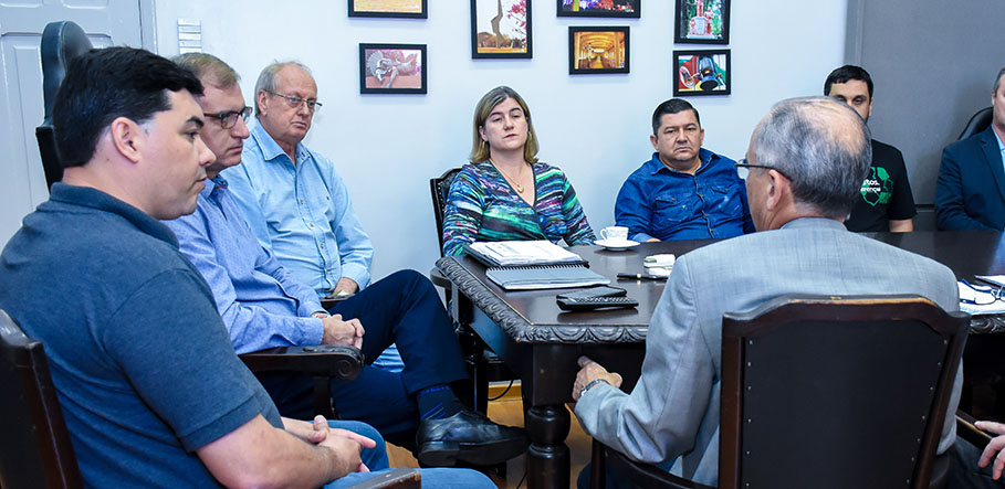 Poderes Legislativo e Executivo se reúnem com direção da Corsan em Santo Ângelo