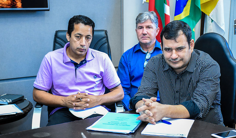 Poderes Legislativo e Executivo se reúnem com direção da Corsan em Santo Ângelo