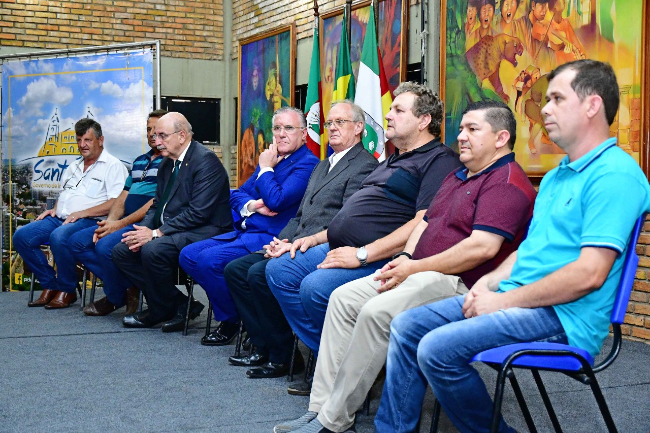 Câmara de Vereadores presente na assinatura de autorização de distribuição de recursos do PAA