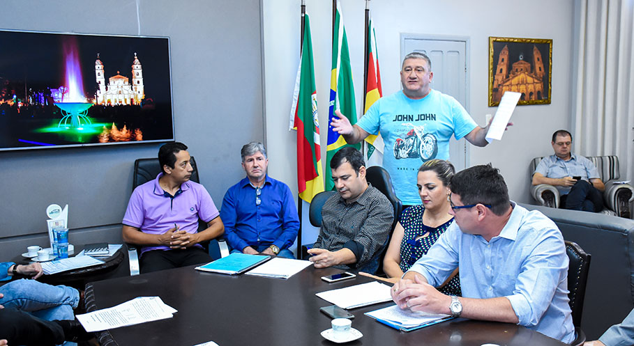 Poderes Legislativo e Executivo se reúnem com direção da Corsan em Santo Ângelo