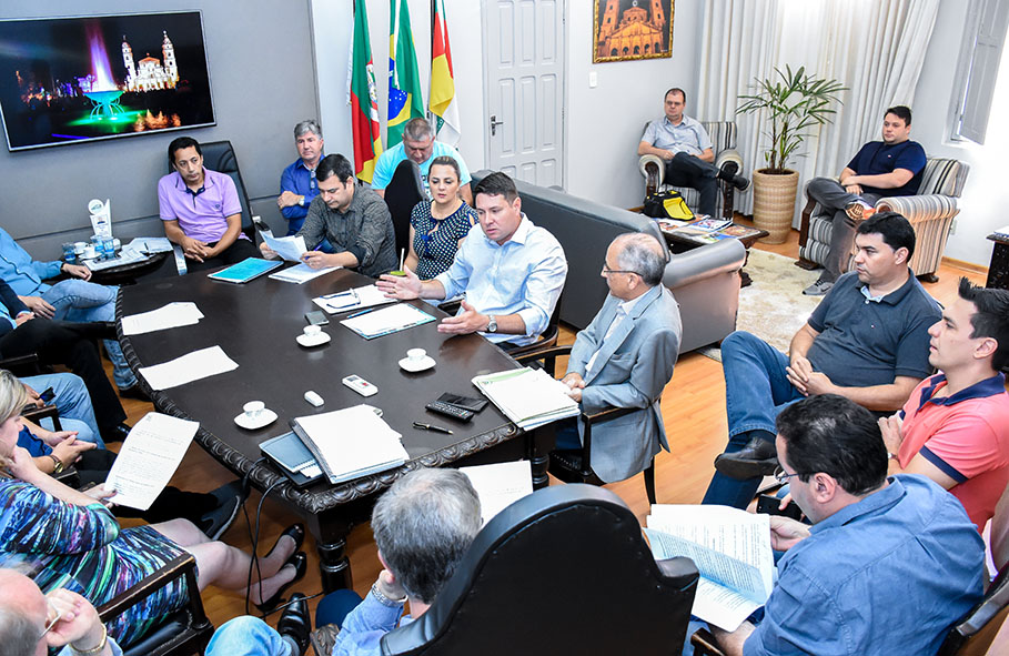 Poderes Legislativo e Executivo se reúnem com direção da Corsan em Santo Ângelo