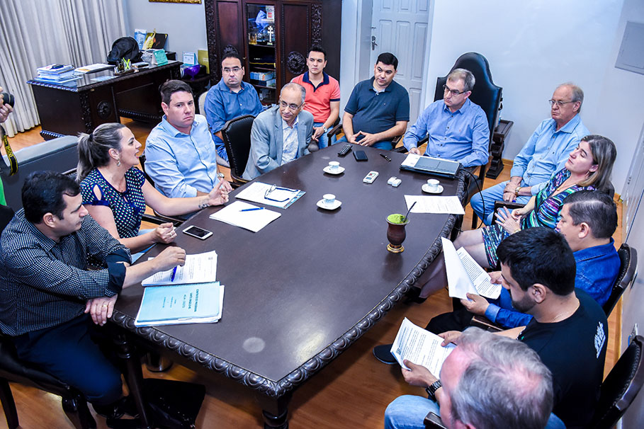 Poderes Legislativo e Executivo se reúnem com direção da Corsan em Santo Ângelo