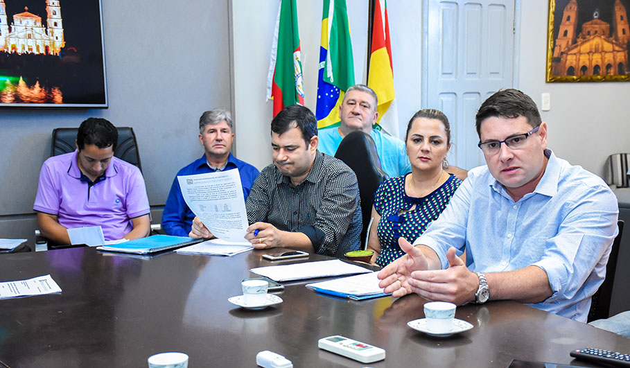 Poderes Legislativo e Executivo se reúnem com direção da Corsan em Santo Ângelo