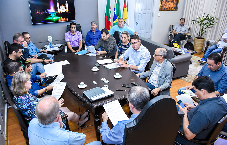 Poderes Legislativo e Executivo se reúnem com direção da Corsan em Santo Ângelo