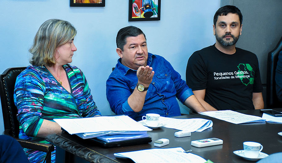 Poderes Legislativo e Executivo se reúnem com direção da Corsan em Santo Ângelo