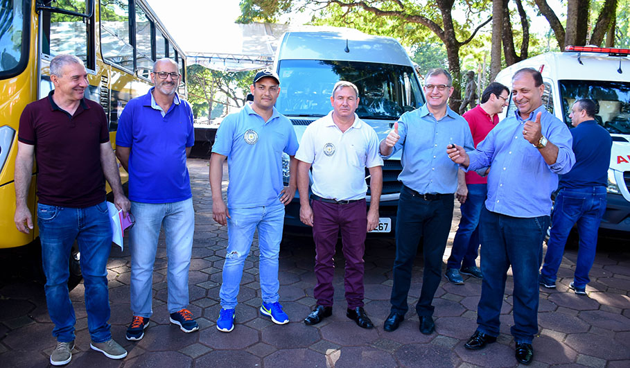 Legislativo participa de entrega de maquinários e veículos 