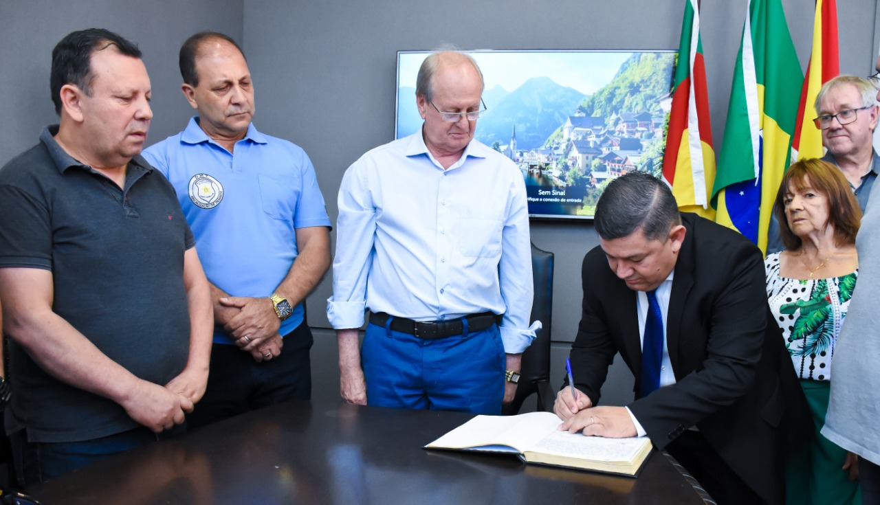 Presidente do Legislativo Everaldo de Oliveira assume Executivo