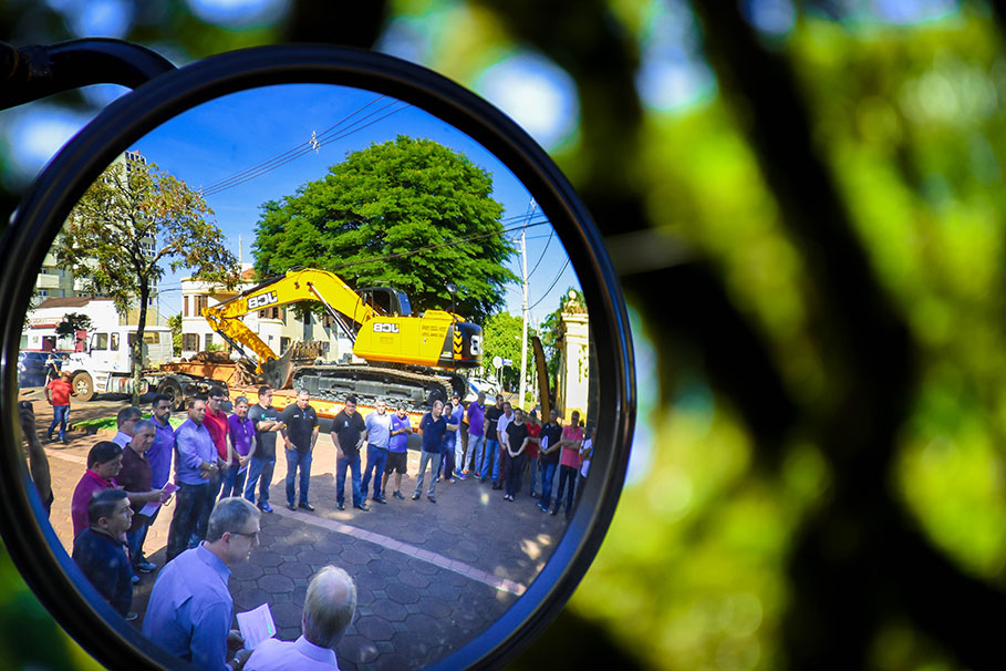 Legislativo participa de entrega de maquinários e veículos 
