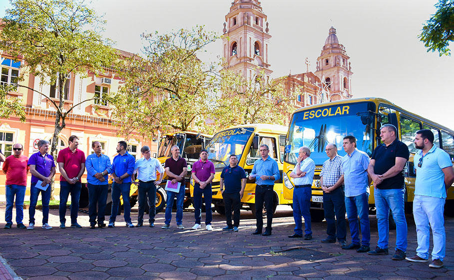 Legislativo participa de entrega de maquinários e veículos 