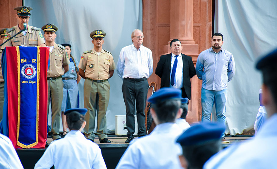 Colégio Tiradentes realiza formatura do Ensino Médio