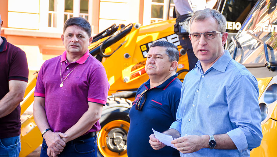 Legislativo participa de entrega de maquinários e veículos 