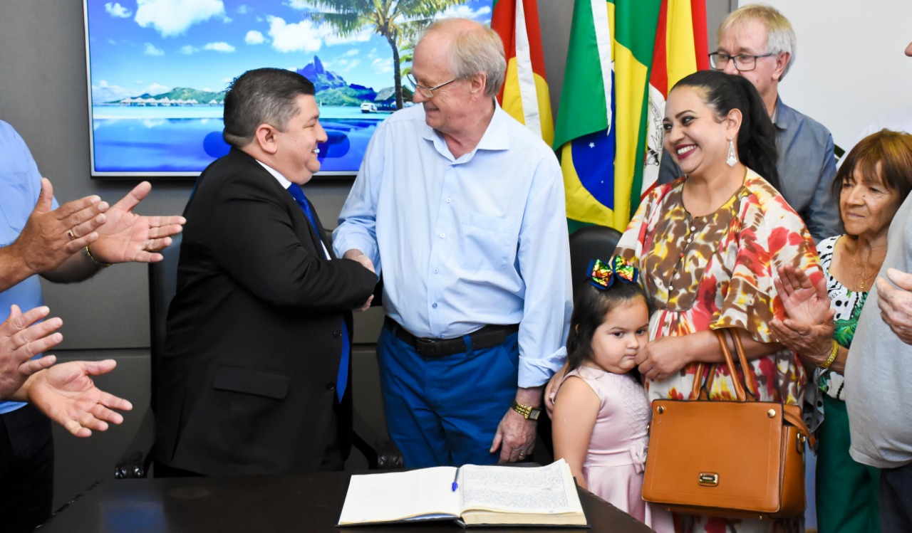 Presidente do Legislativo Everaldo de Oliveira assume Executivo