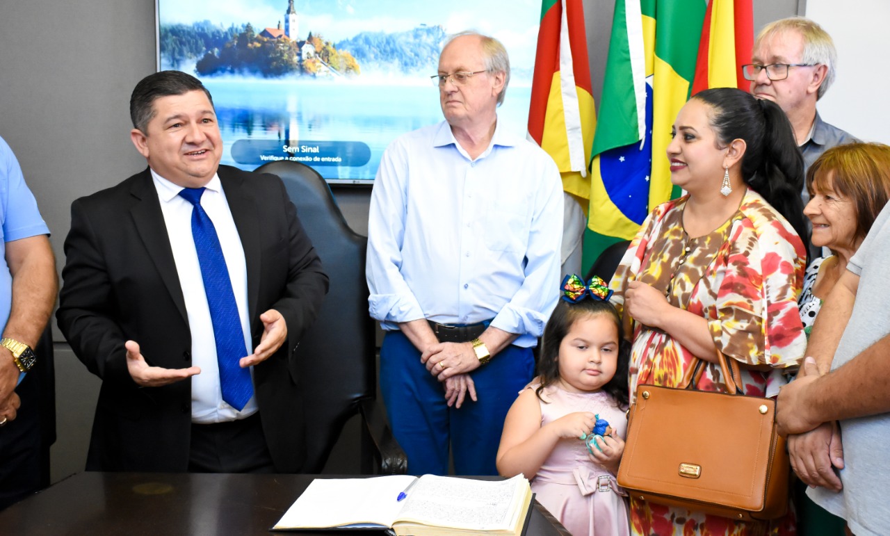 Presidente do Legislativo Everaldo de Oliveira assume Executivo