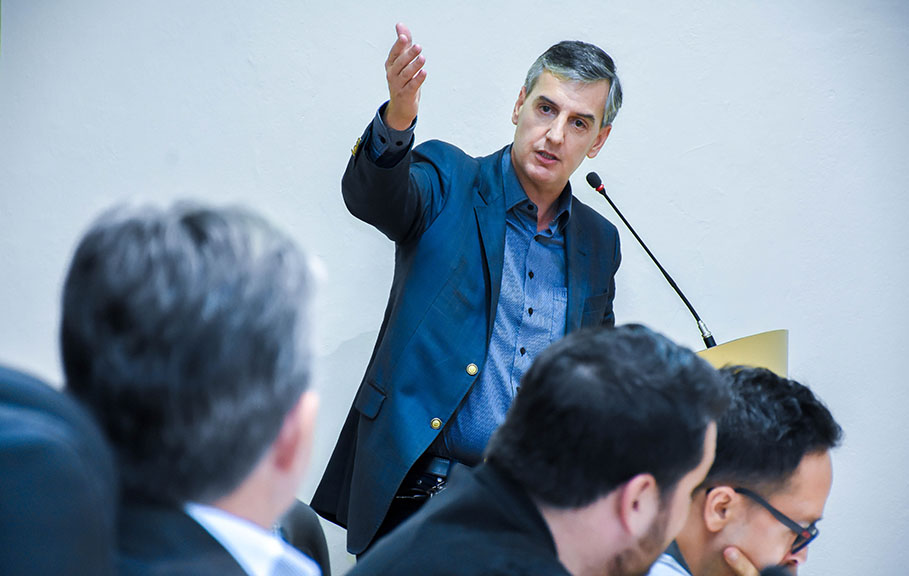 Deputado estadual Eduardo Loureiro visita Legislativo santo-angelense