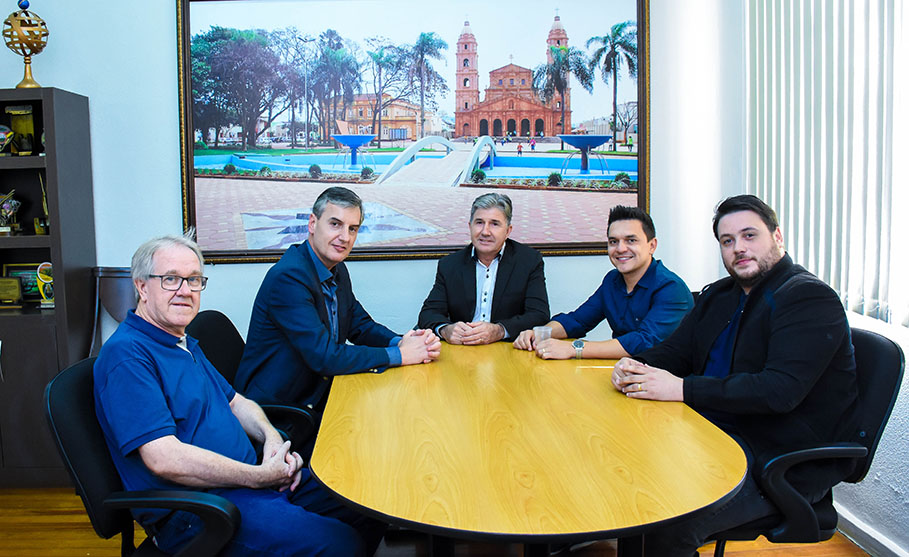 Deputado estadual Eduardo Loureiro visita Legislativo santo-angelense