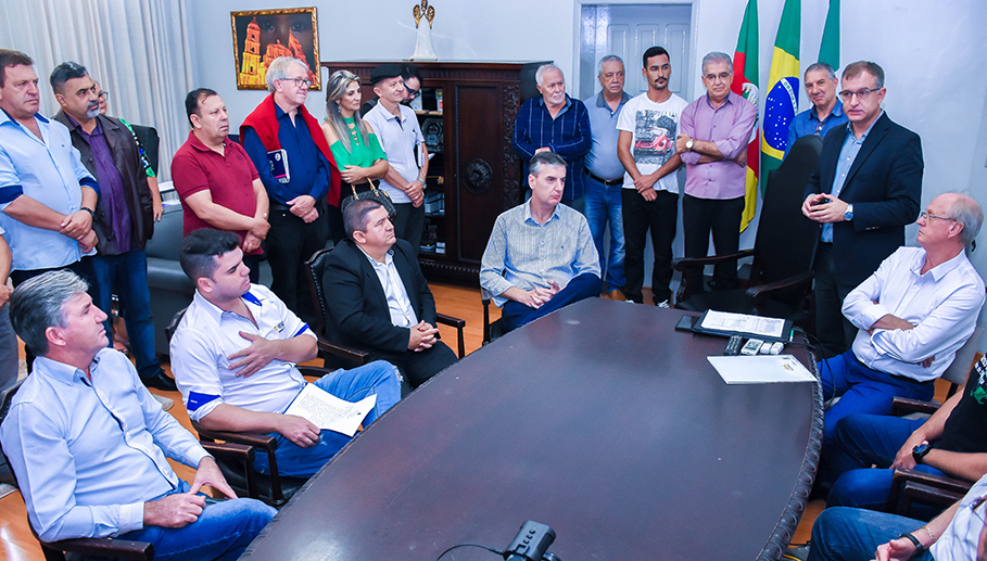 Legislativo participa de assinatura de ordens de serviço para obras de modernização pública