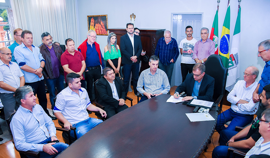 Legislativo participa de assinatura de ordens de serviço para obras de modernização pública